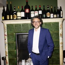 Andrin Willi ist gelernter Hotelier und gilt als einer der «profiliertesten Gastrojournalisten des Landes» («WOZ»), als Gastronomieexperte, der vom «Essen besessen» ist («Tages-Anzeiger»).