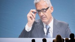 In der Pflicht: Vor einem Jahr gab es heftige Kritik an der Boni-Politik der Bank. Nun droht das Thema Präsident Urs Rohner erneut einzuholen.