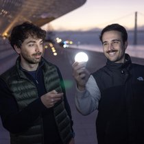 Rafael Castro-Amoedo (l.) und Alessio Santeccchia helfen Kunden mit ihrem System, die Stromkosten zu senken.
