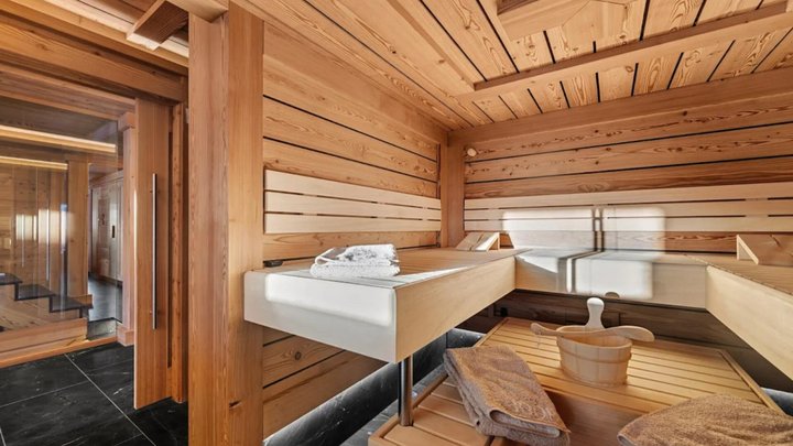 Eine grosse Wellnessanlage gehört zum noblen Chalet-Trio.