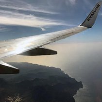Eine Maschine von Ryanair über der kanarischen Insel Teneriffa.