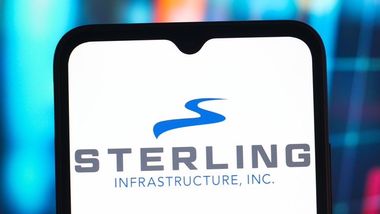 Das Logo von Sterling Infrastructure auf einem Smartphone-Display.