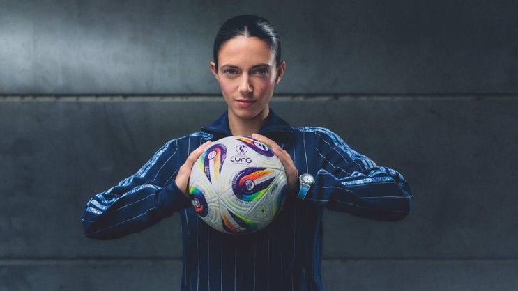Top-Spielerin Aitana Bonmatí, spanische Weltmeisterin und zweifache Ballon-d’Or-Siegerin, trägt die Big Bang One Click Joyful in Blau.