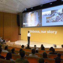 Novartis-Chef Vas Narasimhan schwört seine Truppe auf das neue Management-Konzept «Unboss» ein.