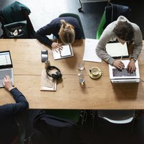 Mikromanagement, starre Prozesse und Hierarchien liegen den Millennials nicht. Sie wünschen Flexibilität in jedem Bereich.