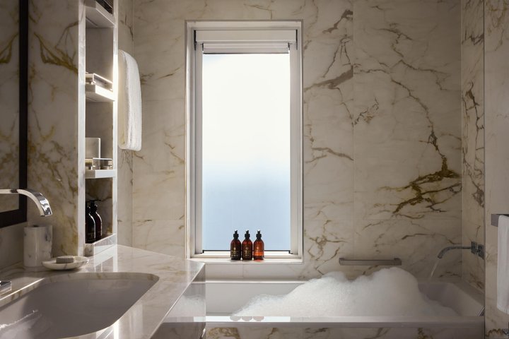 Die Badezimmer sind geräumig wie in einem Luxushotel auf dem Festland. Die Produkte riechen nach «Mandala Blue» und fangen so den «Ozean State of Mind» als Duft ein.