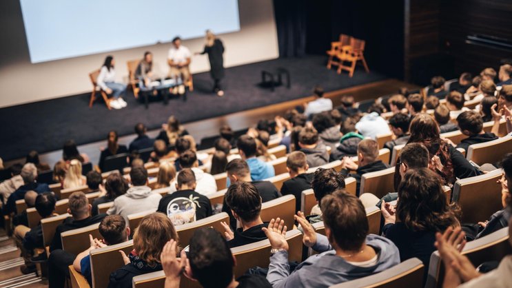 Ein voller Hörsaal: Weiterbildung bringt spürbaren Mehrwert.