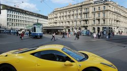 Ferrari am Zürcher Paradeplatz: Laut einer Studie gehen Bankerinnen und Banker, die Ferrari fahren, höhere Risiken mit dem Geld ihrer Kundschaft ein.