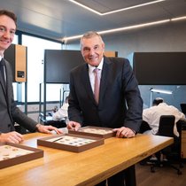 Ambitioniert: LVMH-Uhrenboss Frédéric Arnault (links) und Jean-Christophe Babin, CEO der LVMH-Marke Bulgari, bei der Eröffnung der neuen Bulgari-Manufaktur in Saignelégier.