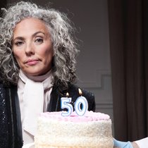 Frauen werden an ihrem 50. Geburtstag anscheinend unsichtbar. Dabei macht diese Zielgruppe einen Grossteil der Bevölkerung aus – und kontrolliert mehr Wohlstand denn je.