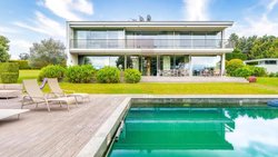 An diesem Pool liesse sich gut arbeiten sowie entspannen. Er gehört zur drittteuersten Villa der Schweiz.
