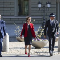Das Ende des Lockdowns kommt in Trippelschritten: Guy Parmelin (l.), Simonetta Sommaruga und Alain Berset.