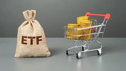 Börsengehandelter Fonds und Einkaufswagen mit Geldmünzen.