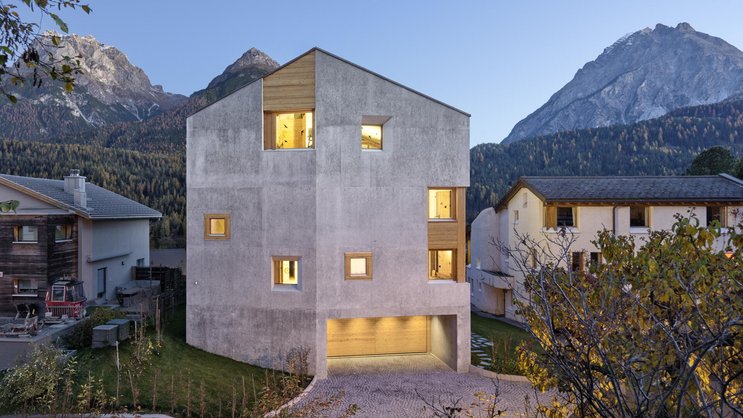 Das Haus der Familie Schoch steht direkt an der Talstation der Bergbahn Scuol und wurde von A bis Z von Fanzun geplant und gebaut.