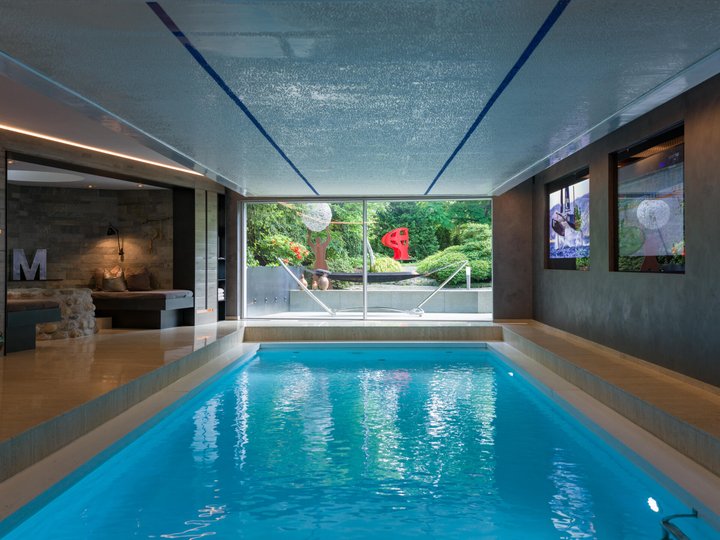Zur Liegenschaft gehört auch ein beheizter Indoorpool.