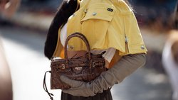 Ein Model mit einer Prada-Handtasche in Mailand letzte Woche.