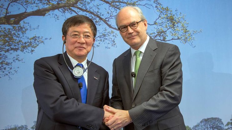 Ren Jianxin und Michel Demaré: Die Chefs sind sich über den Megadeal einig.Keystone