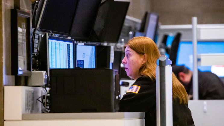 Eine Händlerin arbeitet auf dem Parkett der New Yorker Börse.