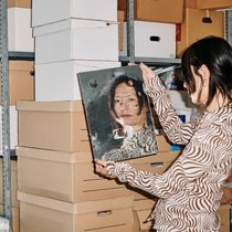 Jiajia Zhang

Die in China geborene Künstlerin hält uns mit suggestiven Fotografien und Videos den Spiegel vor. Platz 19 «Beste Präsentationen».