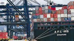 Containerschiff am Quai vertäut.