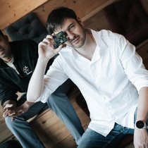 Manu Nair (l.) und Alessandro Aimar ermöglichen mit ihrem Produkt bei Edge-KI-Prozessen einen um bis zu 98 Prozent tieferen Energieverbrauch.