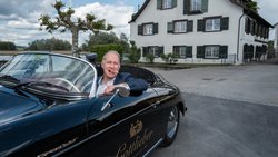 CEO Dieter Bachmann zeigt, wie man die Gottlieber Hüppen auch geniessen kann: im Firmen-Porsche direkt am Bodensee.