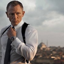 Daniel Craig als James Bond mit der Omega Seamaster am Handgelenk.