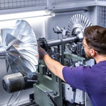 Mitarbeiter von Accelleron arbeitet an einem Turbolader.