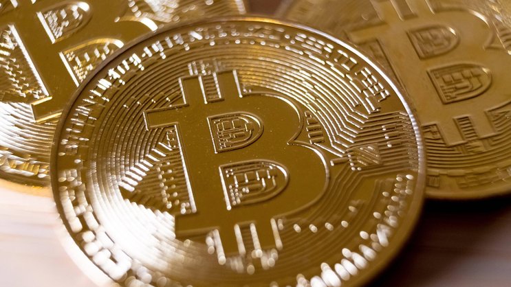 Eine Münze, die einen Bitcoin repräsentiert.
