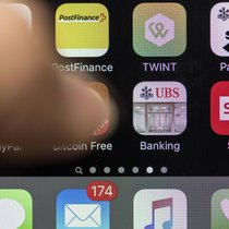 So schnell wie eine SMS: Wer Glück hat, kann schon heute Geld in Echtzeit Überweisen.
