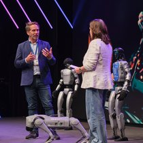 Robotik auf der Bühne: Die Fortschritte im AI-Bereich treiben den Boom der Robotik gerade kräftig an.