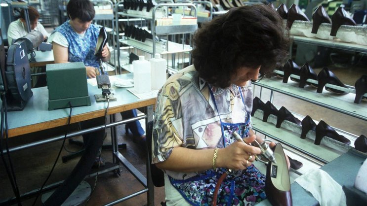 Seit nunmehr 175 Jahren produziert Bally seine Schuhe in der Schweiz. Im Bild: das Schuhwerk in Schönenwerd SO im Jahr 1996.