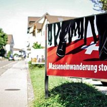 Mit Slogans wie «Schweizer wählen SVP» oder «Masseneinwanderung stoppen!» pflastert die SVP die Plakatwände zu.