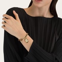 Wie ein Armreif liegt die Ferragamo-Uhr unauffällig am Handgelenk.