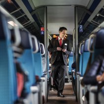 Künftig auch mehr als einmal pro Fahrt: Zugbegleiterinnen sollen überprüfen, ob sich Kunden nach der Kontrolle verbotenerweise aus der Ticketing-App abgemeldet haben. 