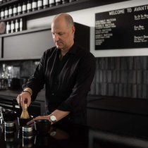 Gerührt, nicht geschüttelt: Markus Zbinden, Co-Gründer von Avantcha, bei der Zubereitung von Matcha-Tee.