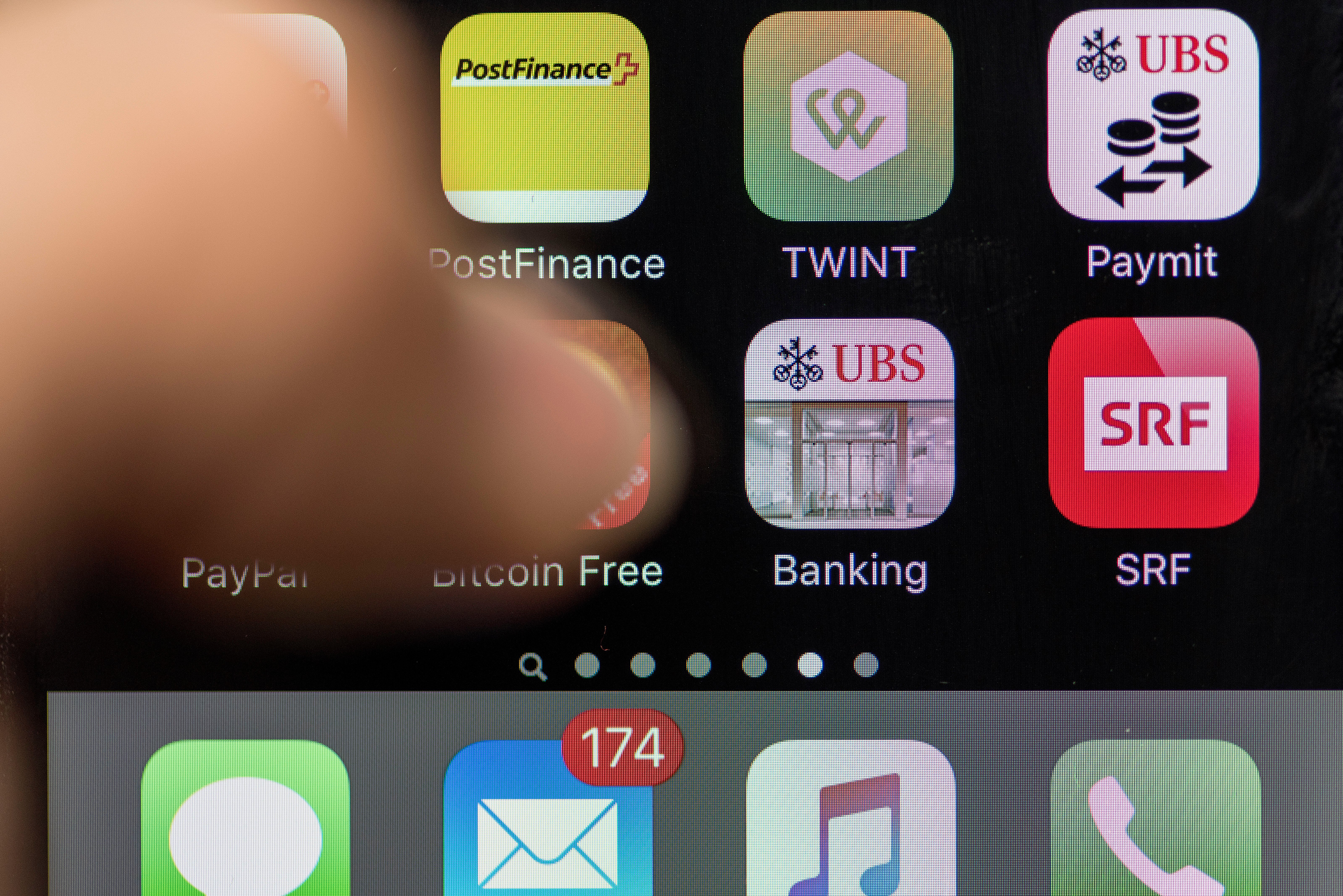 Die UBS Mobile Banking App, eine E-Banking Applikation, aufgenommen auf einem Smartphone am 5. Januar 2016 in Zurich. (KEYSTONE/Christian Beutler)