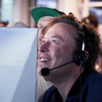 SpaceX-Gründer und Tesla-Chef Elon Musk beobachtet den ersten Testflug des SpaceX-Starship in Boca Chica, Texas, im April 2023.