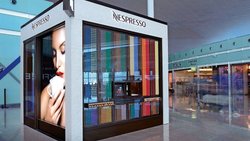 Verkaufsautomat statt Boutique: «Nespresso Cube» am Flughafen Barcelona.