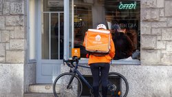 Schweizer Haushalte geben heute noch etwa 7 Prozent ihres Einkommens für Lebensmittel aus – weniger als früher. Immer mehr Geld fliesst in Bequemlichkeit wie Lieferdienste.