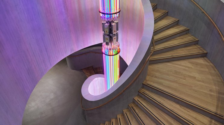 Raphael Hefti, «Sternstaubgewürfel-Starmix», 2024, 150 Röhren aus Silikatglas, gefüllt mit natürlichen Edelgasen, 1200 x 50 x 50 cm, 555 kg.