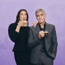 Dua Lipa und George Clooney machen gemeinsame Sache für Nespresso.
