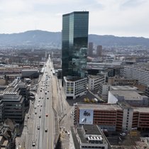 HOCH HINAUS: Prime Tower mit Hardbrücke in Zürich. Mehr als eine Milliarde Franken ist das Prime-Tower-Areal derzeit wert. Je höher hinaus man will, desto teurer wird es. Zuletzt konnte SPS die Mieten sogar erhöhen.
