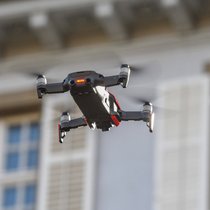 Schweizer Proptechs sind gut mit Kapital ausgestattet, wenn man sie mit ihren Pendants im Ausland vergleicht (im Bild: Roboter an einer Hauswand, Symbolbild).