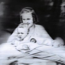 «Tante Marianne», 1965, 100 × 115 cm, Öl auf Leinwand. Der vier Monate alte Gerhard Richter, im Hintergrund seine Tante Marianne, die von den Nazis ermordet wurde.