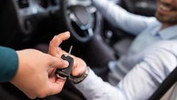Mietwagen sind beliebt – zur Hauptreisezeit im Sommer versinken manche Destinationen in einer regelrechten Mietauto-Flut.