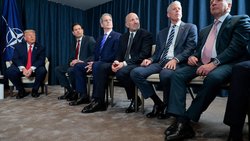 Schwarze Schuhe und blaue Anzüge waren in Davos für Präsident Trump und die Spitzenvertreter seiner Regierung an der Tagesordnung.