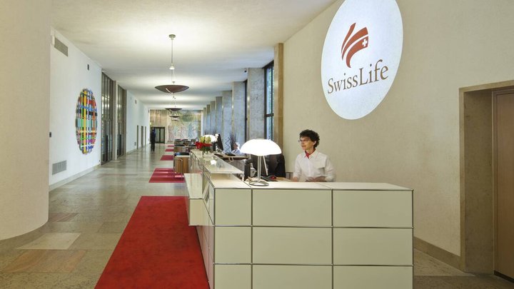The reception of the headquarters of the insurance company Swiss Life on General-Guisan-Quai in Zurich, Switzerland, pictured on June 28, 2012. (KEYSTONE/Gaetan Bally) Der Empfang im Hauptsitze der Versicherungsgesellschaft Swisslife am General-Guisan-Quai in Zuerich, aufgenommen am 28. Juni 2012. (KEYSTONE/Gaetan Bally)