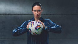 Top-Spielerin Aitana Bonmatí, spanische Weltmeisterin und zweifache Ballon-d’Or-Siegerin, trägt die Big Bang One Click Joyful in Blau.