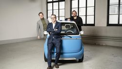 Sorgen nicht nur auf der Strasse für Aufsehen, sondern auch in der Politik: Microlino-Erfinder Wim Ouboter (Mitte) mit seinen Söhnen Merlin (l.) und Oliver (r.).
